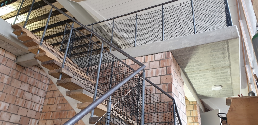 J-van-Dijk-en-Zn-Nettenspecialist-balustrade-net-veiligheidsnet-trappenhuis